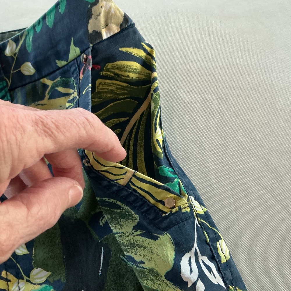Chico's Size‎ 1.5P (10) Tropical Print Ankle Pants Cuffed Navy Blue Print - Picture 4 of 9